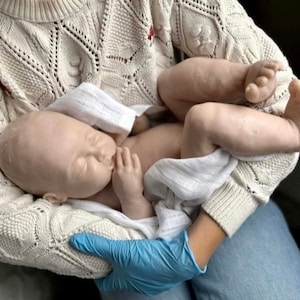 Kit Helena Mädchen Rohling unbemalt Kit Ganzkörper-Silikon Babypuppe Reborn Ecoflex Platinum 20 modelliert von Magdalena Binczewska