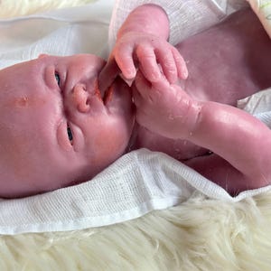 Jacob, muñeco prematuro realista que bebe y moja, de silicona de cuerpo completo, pieza única de Magdalena's Art-Baby. imagen 5