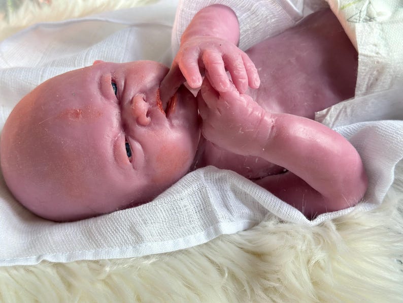 Jacob, muñeco prematuro realista que bebe y moja, de silicona de cuerpo completo, pieza única de Magdalena's Art-Baby. imagen 5