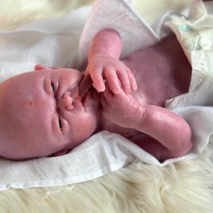 Jacob, muñeco prematuro realista que bebe y moja, de silicona de cuerpo completo, pieza única de Magdalena's Art-Baby. imagen 6