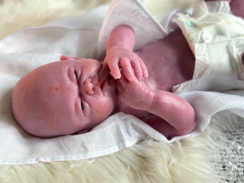 Jacob, muñeco prematuro realista que bebe y moja, de silicona de cuerpo completo, pieza única de Magdalena's Art-Baby. imagen 6