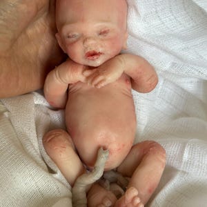 OOAK Drink-Wet siliconen preemie babypop: Kate - verwijderbare navelstreng