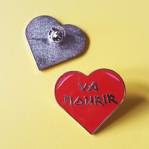 Pin's métal original Va mourir metal Iron Maiden second degré par de Carton et d'Étoile