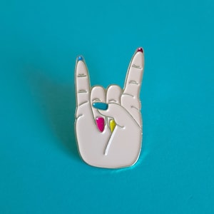 Pin's original metal White Witch metal hechicera inclusive hell hand nailart segundo grado por Cardboard and Star