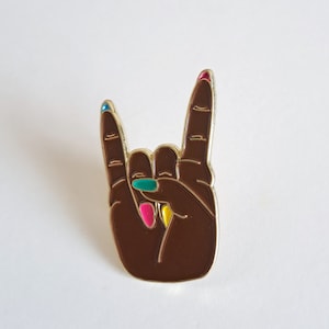 Pin's métal original Black Witch metal sorciere hell main nailart second degré par de Carton et d'Étoile