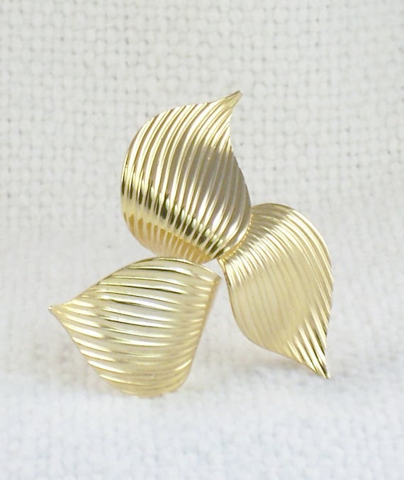 Vintage 1969 Sarah Coventry Golden Trillium Brooch