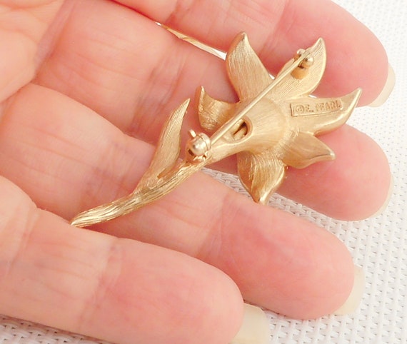 E pearl brooch deals