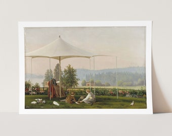 Puede incluir: Una pintura que representa a una familia disfrutando de un día de verano al aire libre. Una carpa blanca con dosel proporciona sombra sobre un grupo de personas sentadas en un césped verde. La escena se desarrolla con un fondo de exuberante vegetación y un bosque lejano.