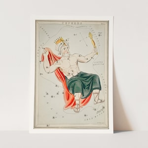 Könnte beinhalten: Eine Vintage-Illustration des Sternbildes Cepheus, die einen Mann in einer Krone und einem Gewand zeigt, der ein Zepter hält. Die Illustration ist von Sternen und den Namen anderer Sternbilder umgeben, darunter Cassiopeia, Ursa Minor und Lacerta.