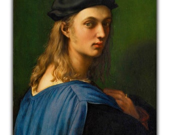 Op de afbeelding: Een portret van een jonge man met lang blond haar, die een zwarte baret en een blauw shirt draagt. De achtergrond is donkergroen.
