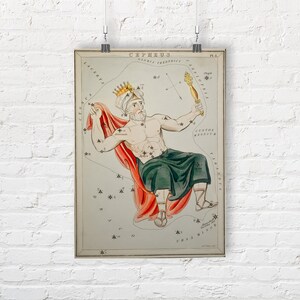 Könnte beinhalten: Eine Vintage-Illustration des Sternbildes Cepheus, das einen König auf einem Thron sitzend darstellt, der ein Zepter hält. Die Illustration ist in einem hellblauen, roten und grünen Farbschema mit weißem Hintergrund gehalten. Die Konstellation ist mit Sternen umrandet und mit lateinischen Namen beschriftet.