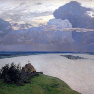 Op de afbeelding: Olieverfschilderij van een landschap met een rivier en een kleine houten kerk op een groene heuvel. De lucht is gevuld met dramatische, donkere wolken en het kleurenpalet is gedempt met blauw, groen en bruin.
