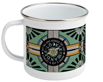 Op de afbeelding: Witte emaille mok met een zilveren rand en handvat. De mok heeft een turquoise, zwart en goudkleurig ontwerp met de tekst "NOT ALL WHO WANDER ARE LOST. VANLIFE IS BUT A DREAM."