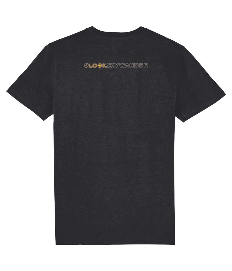 Op de afbeelding: Donkergrijs t-shirt met de gouden tekst "@LOOKSKYWANDER" op de rug. De tekst bevat een kompasontwerp. Het t-shirt is gemaakt van een zacht materiaal.