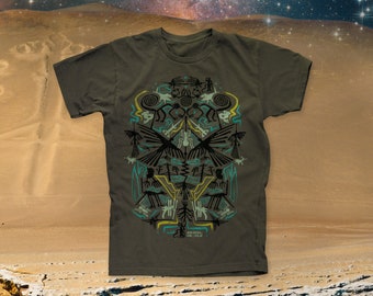 Op de afbeelding: Een donkergroen T-shirt met een grafische print van een gestileerd ontwerp met geometrische vormen, lijnen en figuren. Het ontwerp is in tinten blauw, geel en zwart. De tekst "NACA PRIETA" en "LINE 12, 2018" staat onderaan het ontwerp gedrukt.