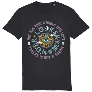 Op de afbeelding: Donkergrijs t-shirt met een cirkelvormig grafisch ontwerp. Het ontwerp bevat een zon met een oog, een maan, wolken en de tekst "NOT ALL WHO WANDER ARE LOST. VANLIFE IS BUT A DREAM."