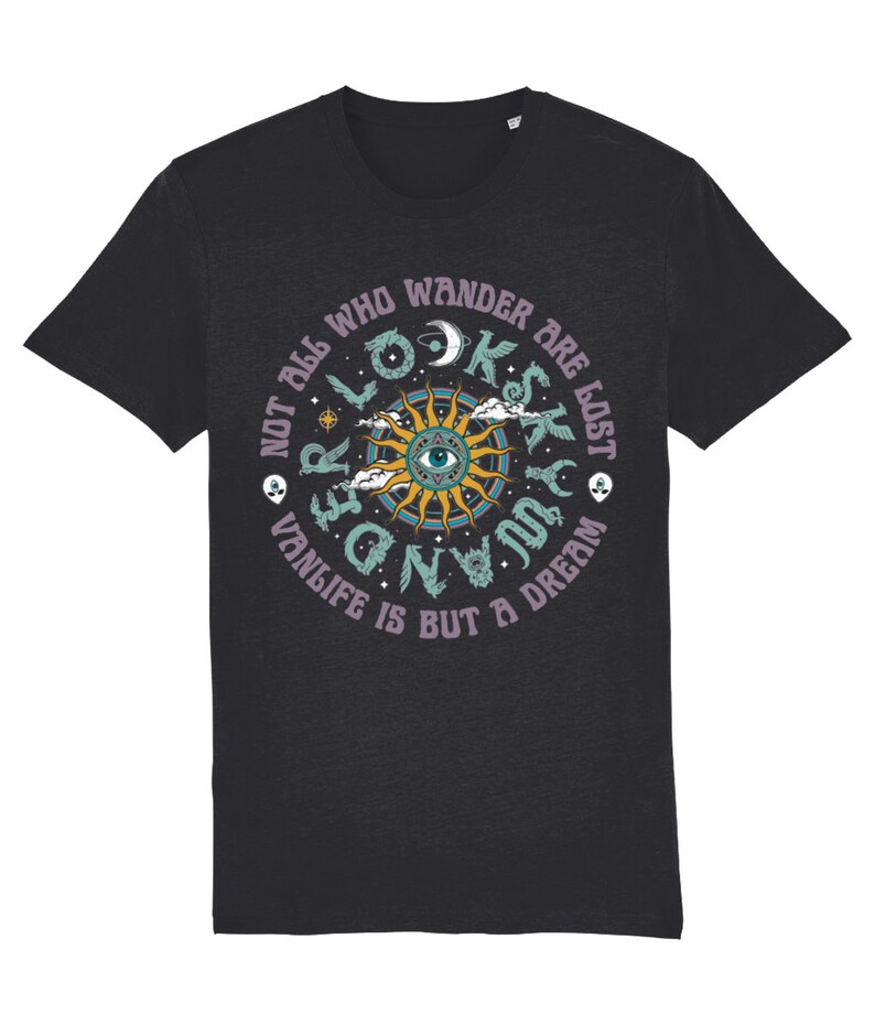Op de afbeelding: Donkergrijs t-shirt met een cirkelvormig grafisch ontwerp. Het ontwerp bevat een zon met een oog, een maan, wolken en de tekst "NOT ALL WHO WANDER ARE LOST. VANLIFE IS BUT A DREAM."