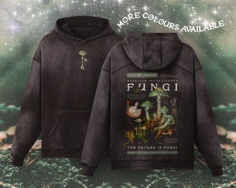Op de afbeelding: Donkergrijze hoodie met een voorzak en capuchon. De voorkant heeft een kleine paddenstoelafbeelding. De achterkant toont een gedetailleerde illustratie van verschillende schimmels met de tekst "FUNGI" en "THE FUTURE IS FUNGI!" erboven en eronder.