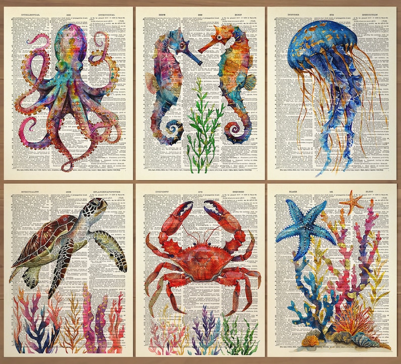 Puede incluir: Seis ilustraciones de acuarela de criaturas marinas sobre un fondo de p&aacute;gina de libro antiguo. Las ilustraciones incluyen un pulpo, dos caballitos de mar, una medusa, una tortuga marina, un cangrejo y una estrella de mar.