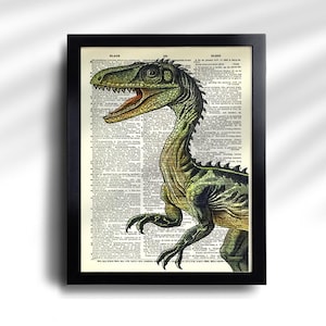 Puede incluir: Una impresi&oacute;n enmarcada que presenta una ilustraci&oacute;n detallada de un dinosaurio con tonos verdes y amarillos, sobre un fondo de p&aacute;gina de diccionario vintage. La obra de arte est&aacute; encerrada en un marco negro, creando un contraste llamativo.
