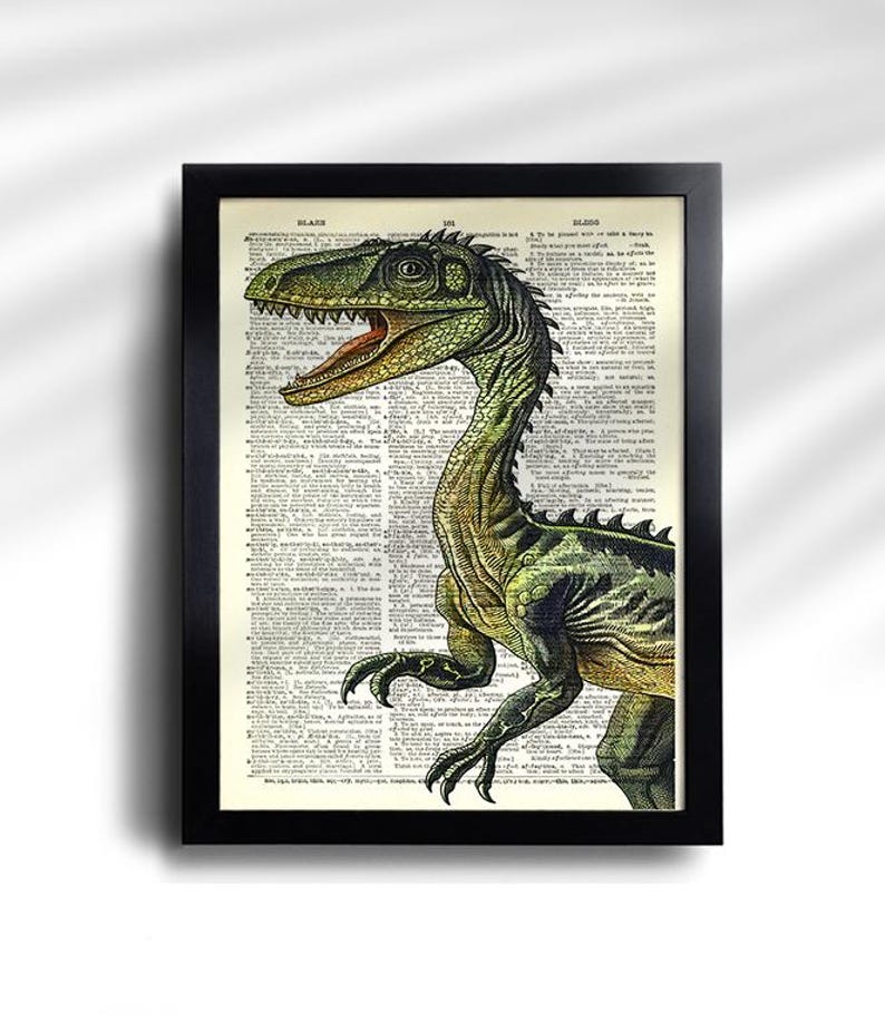 Puede incluir: Una impresi&oacute;n enmarcada que presenta una ilustraci&oacute;n detallada de un dinosaurio con tonos verdes y amarillos, sobre un fondo de p&aacute;gina de diccionario vintage. La obra de arte est&aacute; encerrada en un marco negro, creando un contraste llamativo.