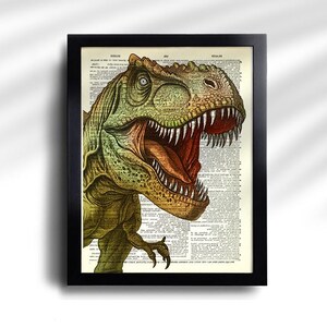 Puede incluir: Impresi&oacute;n enmarcada con una ilustraci&oacute;n detallada de un Tyrannosaurus Rex. El dinosaurio est&aacute; representado en tonos verdes, amarillos y naranjas, con la boca abierta, mostrando afilados dientes. El fondo es una p&aacute;gina de libro antiguo.