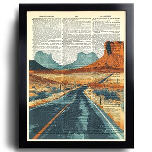 Puede incluir: Una impresi&oacute;n de estilo vintage de un paisaje des&eacute;rtico con un camino que lo atraviesa. La impresi&oacute;n est&aacute; compuesta por texto de un diccionario, con el texto formando el fondo de la imagen. El camino es de color azul oscuro, y el desierto es una mezcla de naranja, amarillo y marr&oacute;n.