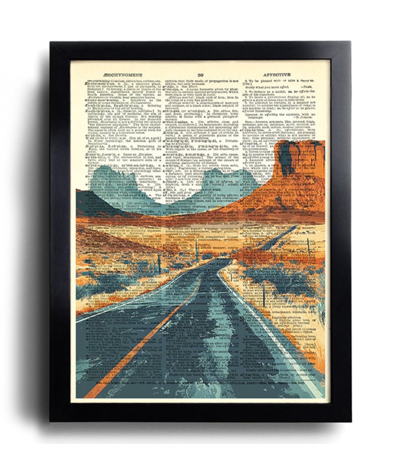 Puede incluir: Una impresi&oacute;n de estilo vintage de un paisaje des&eacute;rtico con un camino que lo atraviesa. La impresi&oacute;n est&aacute; compuesta por texto de un diccionario, con el texto formando el fondo de la imagen. El camino es de color azul oscuro, y el desierto es una mezcla de naranja, amarillo y marr&oacute;n.