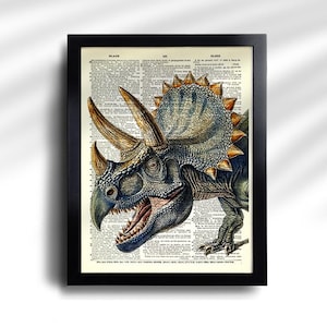 Puede incluir: Impresi&oacute;n enmarcada con una ilustraci&oacute;n detallada de un dinosaurio Triceratops. La obra de arte est&aacute; ambientada sobre un fondo de p&aacute;gina de diccionario vintage, con el dinosaurio en tonos de azul, verde y marr&oacute;n. La impresi&oacute;n est&aacute; encerrada en un marco negro.