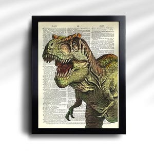 Puede incluir: Impresi&oacute;n enmarcada con una detallada ilustraci&oacute;n de un Tyrannosaurus Rex. El dinosaurio, en tonos verdes, marrones y rojos, se sit&uacute;a sobre un fondo de p&aacute;ginas de diccionario antiguas. El marco negro a&ntilde;ade un toque cl&aacute;sico.