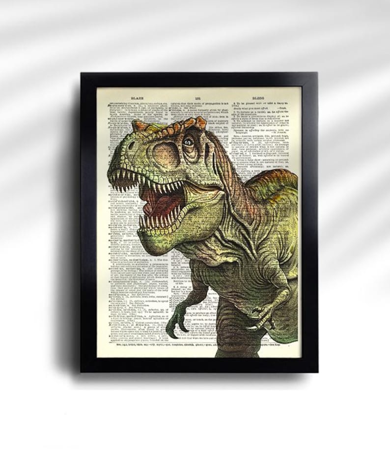 Puede incluir: Impresi&oacute;n enmarcada con una detallada ilustraci&oacute;n de un Tyrannosaurus Rex. El dinosaurio, en tonos verdes, marrones y rojos, se sit&uacute;a sobre un fondo de p&aacute;ginas de diccionario antiguas. El marco negro a&ntilde;ade un toque cl&aacute;sico.