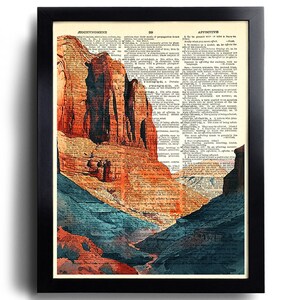 Puede incluir: Una pintura de acuarela de un paisaje de ca&ntilde;&oacute;n con formaciones rocosas rojas y naranjas y un valle azul y verde. La pintura se superpone a una p&aacute;gina de un diccionario antiguo con la palabra "afectivo" visible.