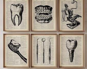 Puede incluir: Un conjunto de seis láminas enmarcadas con ilustraciones dentales en blanco y negro impresas sobre páginas de diccionario antiguas. Las imágenes muestran un diente, dientes con brackets, un sillón dental, un cepillo de dientes, herramientas dentales y un implante dental.