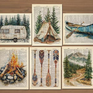 Op de afbeelding: Set van zes aquarelprints op woordenboekpagina's. Elke print toont een kampeerthema, waaronder een caravan, tent, kano, kampvuur, peddels en een berglandschap. Het kunstwerk gebruikt een gedempt kleurenpalet van groen, blauw en bruin.
