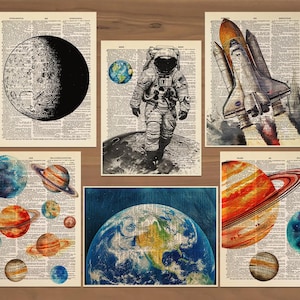 Op de afbeelding: Een verzameling van zes vintage prints met ruimte-thema illustraties. De prints tonen de maan, een astronaut, een spaceshuttle en planeten. De kunstwerken zijn gedrukt op oude woordenboekpagina's, wat een vintage uitstraling geeft.
