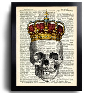 Peut inclure: Une illustration en noir et blanc d'un crâne humain portant une couronne dorée et rouge. L'image est superposée à une page d'un dictionnaire vintage avec du texte du mot "Jeschynomene" au mot "Affective".