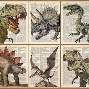 Puede incluir: Seis ilustraciones de dinosaurios en p&aacute;ginas de diccionario vintage. Los dinosaurios est&aacute;n representados en tonos de verde, marr&oacute;n y azul, con texturas detalladas y bocas abiertas. El fondo es un papel descolorido y envejecido.