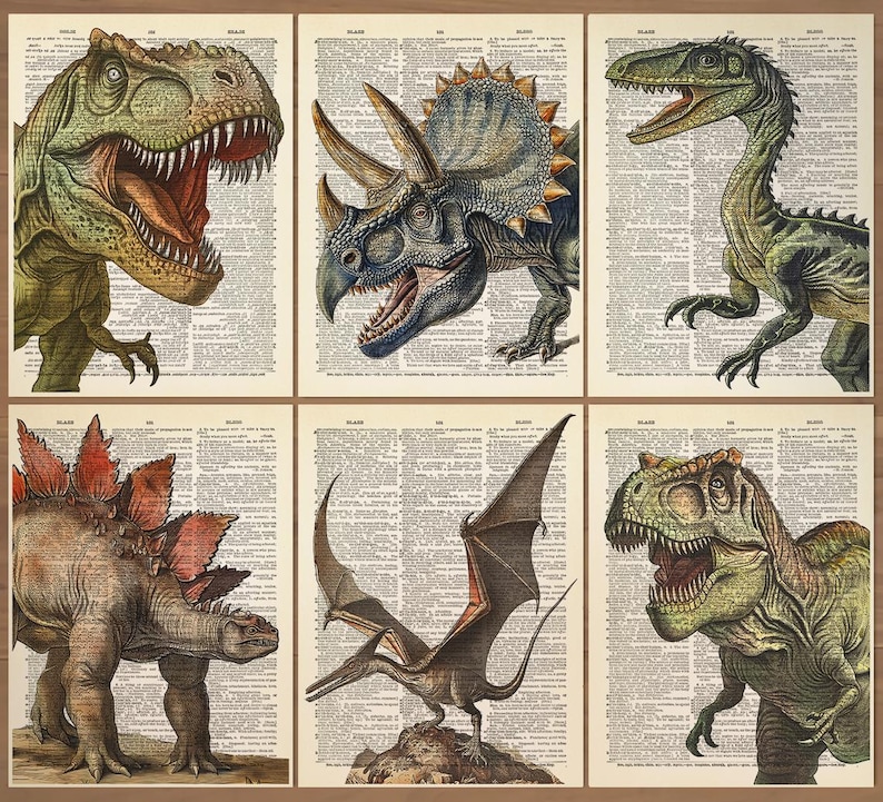 Puede incluir: Seis ilustraciones de dinosaurios en p&aacute;ginas de diccionario vintage. Los dinosaurios est&aacute;n representados en tonos de verde, marr&oacute;n y azul, con texturas detalladas y bocas abiertas. El fondo es un papel descolorido y envejecido.