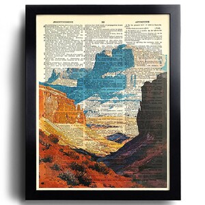 Puede incluir: Una impresi&oacute;n enmarcada de una escena de paisaje con un ca&ntilde;&oacute;n y monta&ntilde;as. La imagen est&aacute; superpuesta con texto de un diccionario antiguo. El texto est&aacute; en blanco y negro, y el paisaje est&aacute; en tonos de azul, naranja y marr&oacute;n.