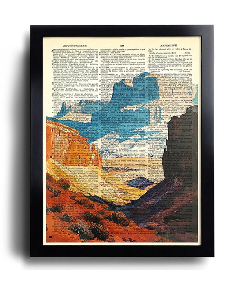 Puede incluir: Una impresi&oacute;n enmarcada de una escena de paisaje con un ca&ntilde;&oacute;n y monta&ntilde;as. La imagen est&aacute; superpuesta con texto de un diccionario antiguo. El texto est&aacute; en blanco y negro, y el paisaje est&aacute; en tonos de azul, naranja y marr&oacute;n.