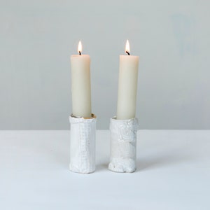 Witte keramische kandelaar | Handgemaakte kleine kandelaar | Minimalistische bloemknopvaas | Moderne kandelaar