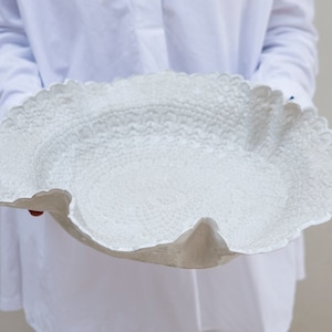 Boho Chic weiße handgemachte Keramik große Servierplatte | Dessert Keramik Servierplatte | Obst Keramik Servierplatte | Spitze wie Keramik Servierplatte