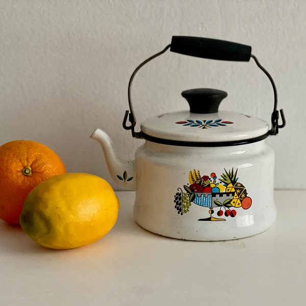 Mid Century blanco esmalte tetera con diseño de fruta retro, explanar tetera de esmalte con diseño colorido divertido, cocina de mediados del siglo Retro Deco