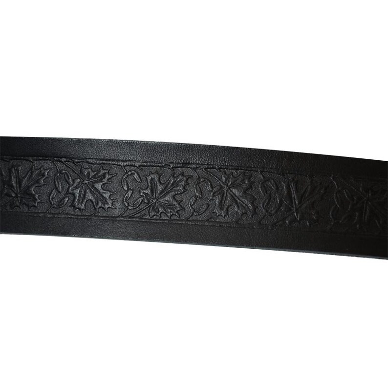 Op de afbeelding: Zwarte leren riem met een decoratief reli&euml;fpatroon van bladeren.