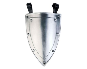 Op de afbeelding: Een zilverkleurig schild met een puntige onderkant en zwarte leren banden. Het schild heeft een glad oppervlak en is versierd met kleine metalen klinknagels rond de rand.