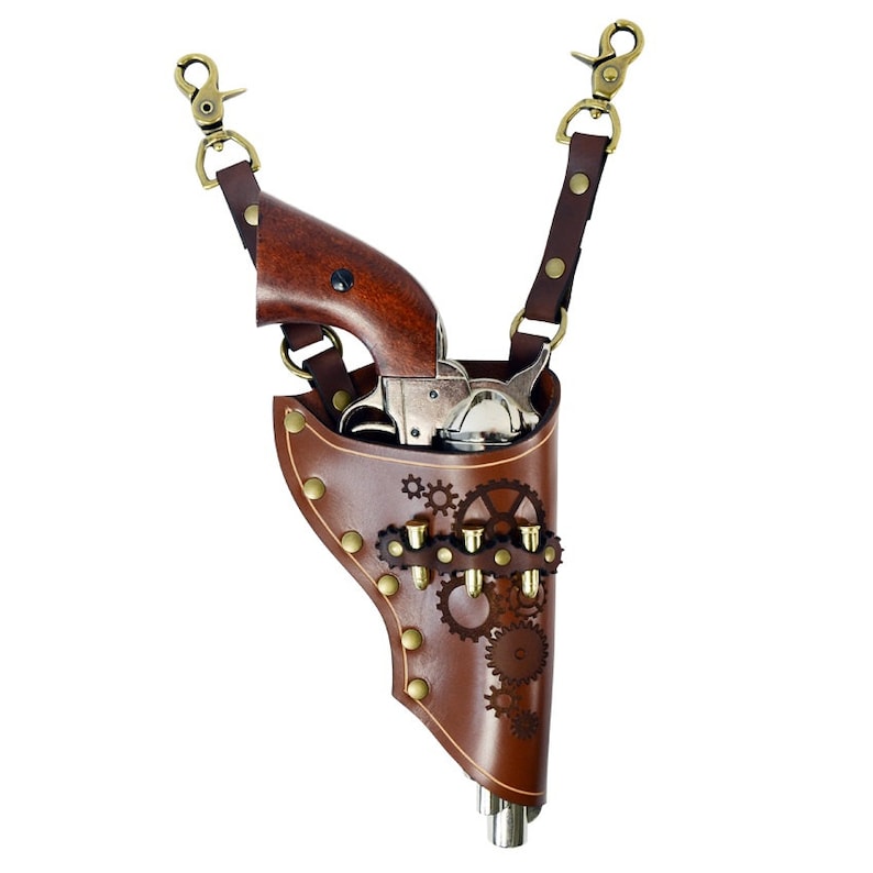 Pu&ograve; includere: Un fodero in pelle marrone con un revolver d'argento e ingranaggi in ottone. Il fodero ha una cinghia con una fibbia in ottone.