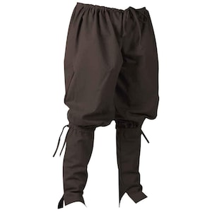 K&ouml;nnte beinhalten: Braune mittelalterliche Hose mit Kordelzug in der Taille und eng anliegenden Unterschenkeln. Die Hose hat eine lockere, weite Passform an den Oberschenkeln und ist aus einem einfarbigen, dunkelbraunen Stoff gefertigt. Die Unterschenkel sind eng anliegend und haben B&auml;nder an den Kn&ouml;cheln.