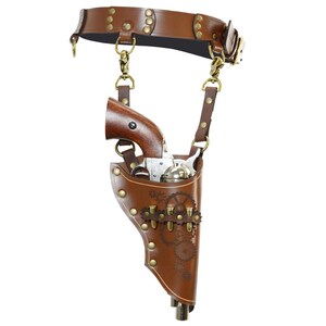 Pu&ograve; includere: Un fodero in pelle marrone in stile steampunk con un revolver argentato e una cintura con dettagli in ottone.