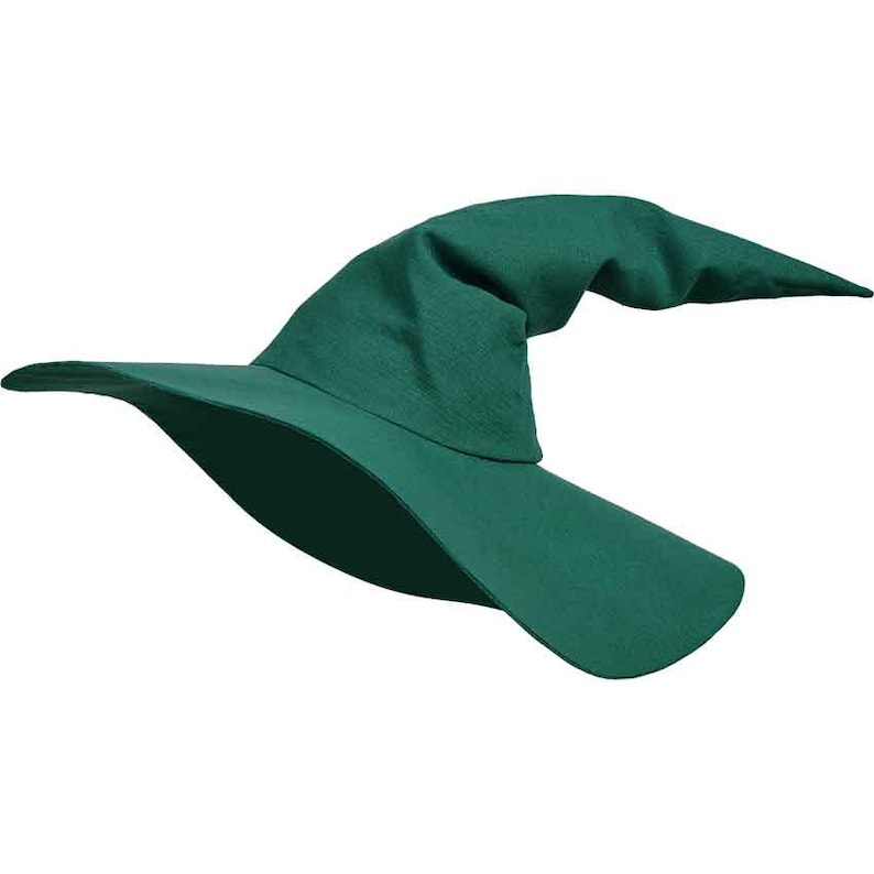 Op de afbeelding: Een groene tovenaarshoed met een brede rand en een hoge, puntige kroon. De hoed is gemaakt van vilt en heeft een zachte, buigzame textuur.