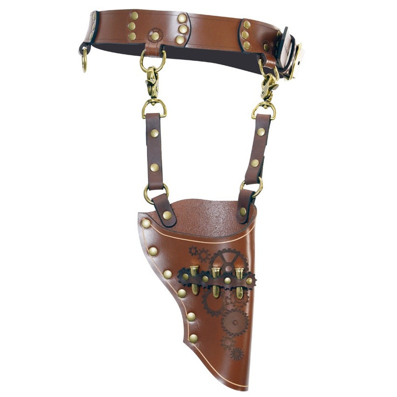 Pu&ograve; includere: Fodero in pelle marrone in stile steampunk con dettagli in ottone e un design a ingranaggi. Il fodero ha un passante per cintura e due cinghie che si agganciano a una cintura.